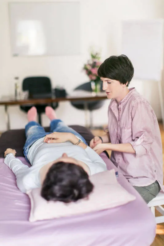 Craniosacrale Behandlung – sanfte Handkontakte