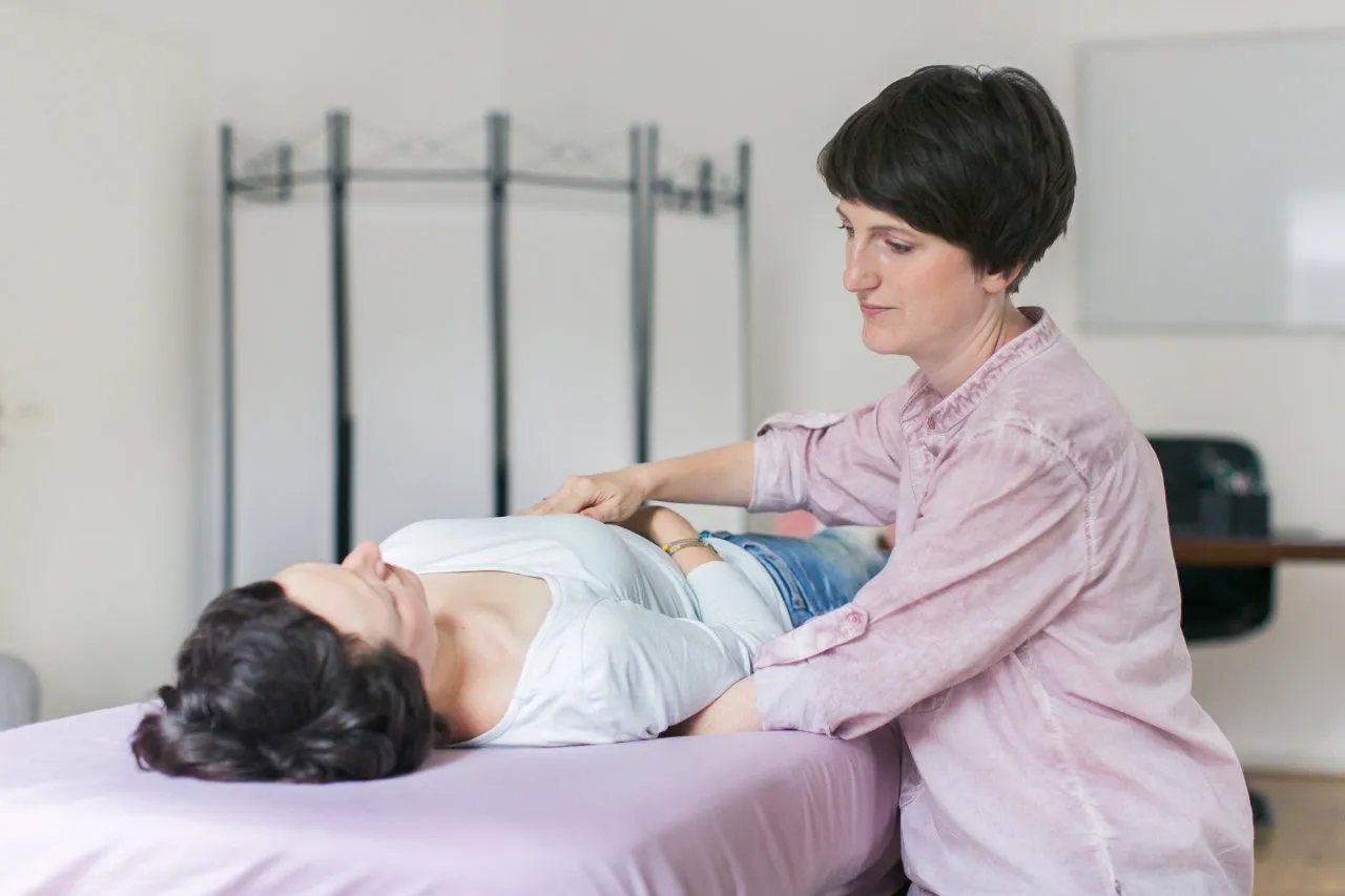 Alexandra Beisch bei einer craniosacralen Behandlung in ihrer Praxis